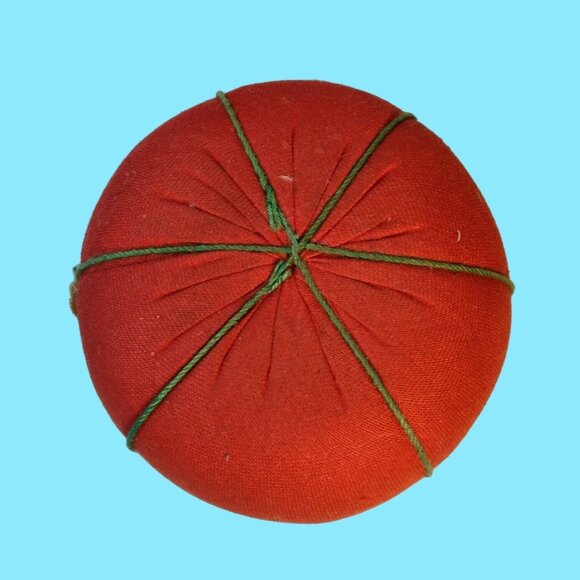 Vintage Tomato Shaped Pin Cushion Strawberry Pins Safety Pins Vintage Grannycore - Picture 8 of 13